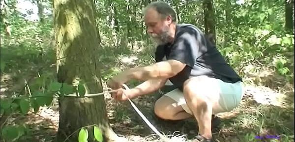 trendsUn vecchio porco fa cadere una giovane che fa footing la soccorre e la scopa con passione